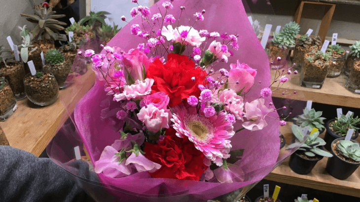 赤とピンクの花束