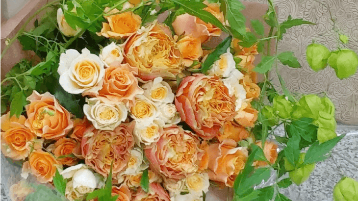 婚約のお祝いにオレンジ色の花束